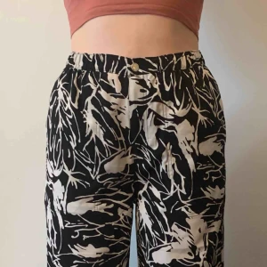  - Sköna, fladdriga byxor från Weekday i 100% polyester som är st 40 men passar st 38 också (jag) 