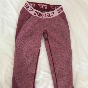  - Gymshark träningsbyxor i färgen dark ruby, köptes för 550 kr på deras hemsida i storlek S säljs för 200 kr, endast använd 1 gång💕💕