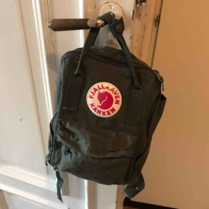  - Fjällräven Kånken mini i trevligt använt skick. Kan hämtas i Uppsala eller skickas mot fraktkostnad.
