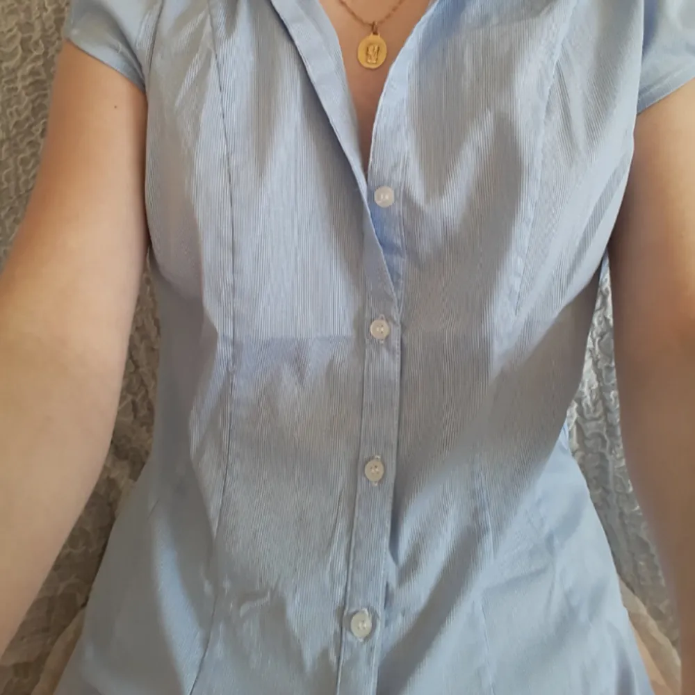 Så söt ljusblå kortärmad rutig blusskjorta från HM years ago! Perfekt att ha nu när plugget startat🍁Fint Skick! Fast Pris. FRI FRAKT!. Blusar.