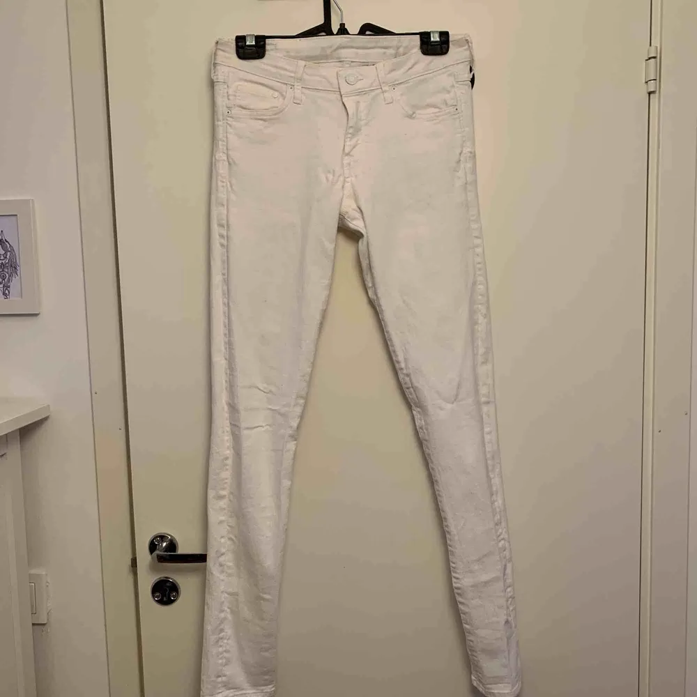 Vita tighta jeans, säljer pga för små. Jeans & Byxor.