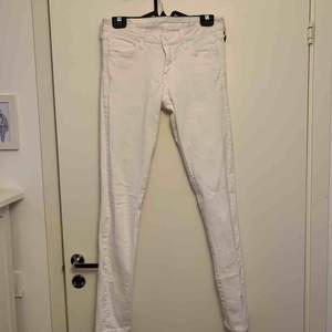 Vita tighta jeans, säljer pga för små