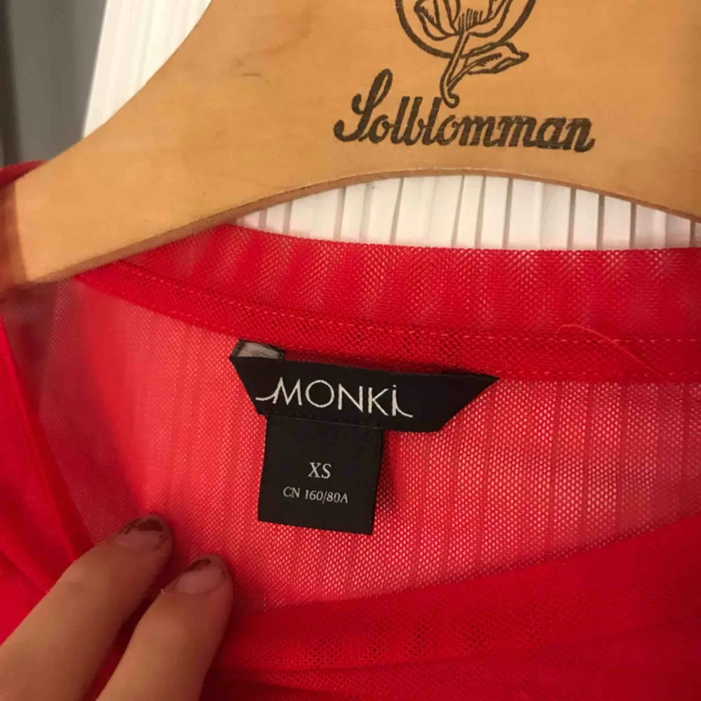 Röd mesh tröja från Monki, strl XS. Superfin att ha under t shirt exempel!. Toppar.