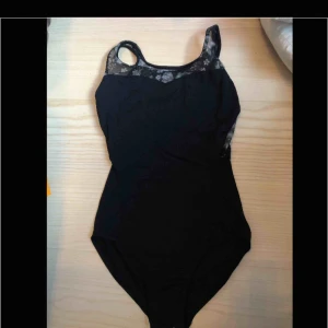  - Väldigt skön balettdräkt från dans och gymshoppen. Bekvämt och strechigt material och har öppen rygg så att det inte känns så instängt. Säljer pga att jag inte använder den:/ Inte bästa passformen för just min kropp. 