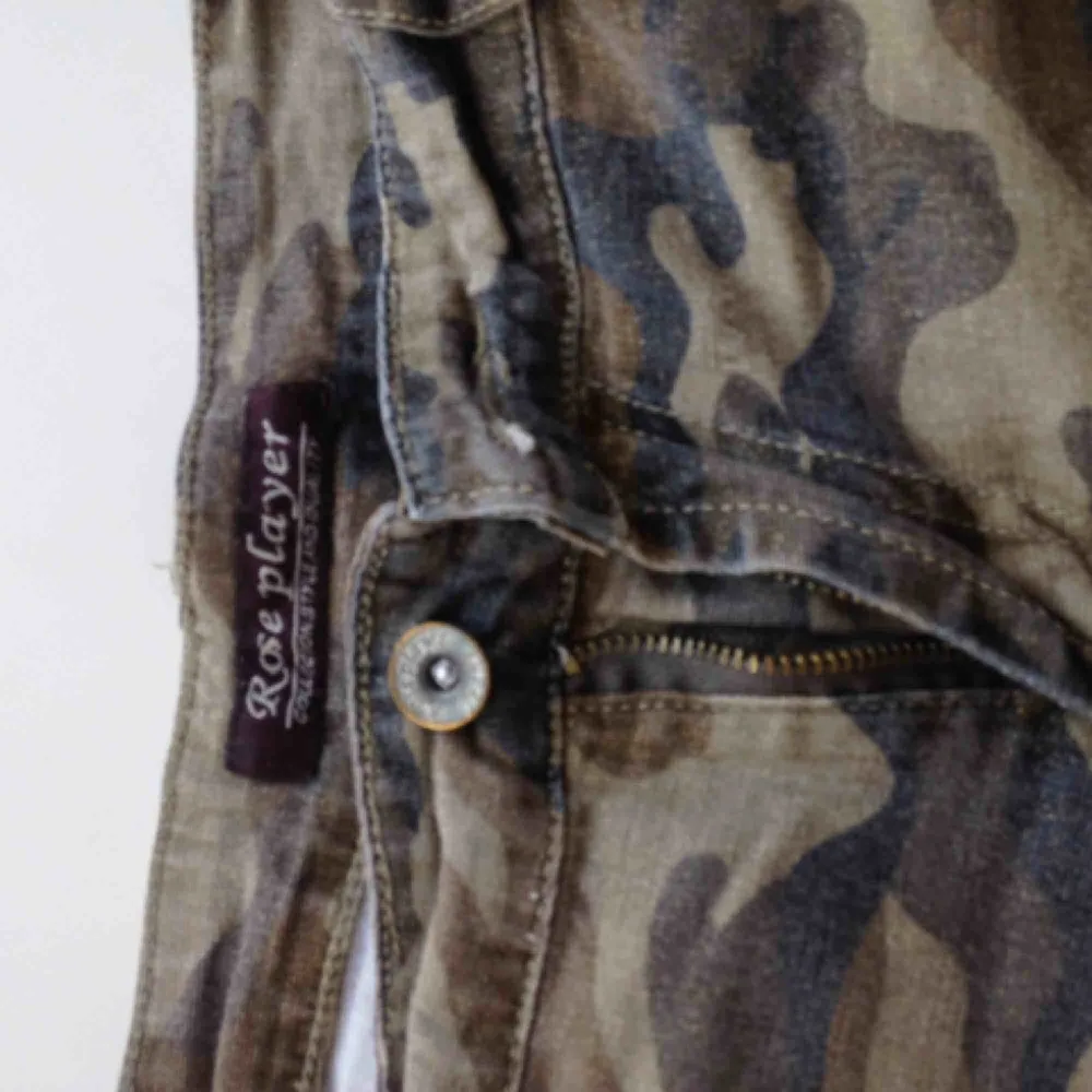 Guldglittriga camouflage byxor!!! I använt skick men kooola ändå. Jeans & Byxor.