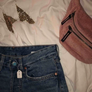  - Helt oanvända snygga Demin mom jeans, måste tyvärr sälja för att de var för små. De är high waisted och stretchiga, i storlek 25 men de pendlar mellan S & XS. Med prislapp!  Jag kan antingen mötas i Stockholm eller posta (man står själv för frakt)🥰