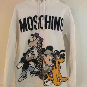  - Använd ett par fåtal gånger då den inte har kommit t använde ,den e i väldigt bra skick  Helt slut såld MOSCHINO tröja hur cool som helst 