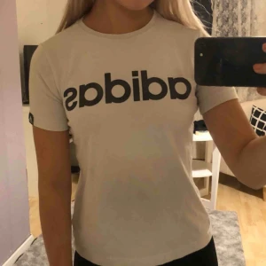  - Adidas t-shirt som passar mig som har storlek XS normalt! Väldigt bra skick. 