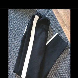 - Jätte snygga kostymbyxor med lite tjockare material med en vit rand på sidorna 