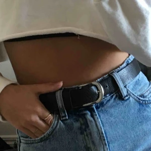  - Svart fint skärp från hm  Postar gärna :)