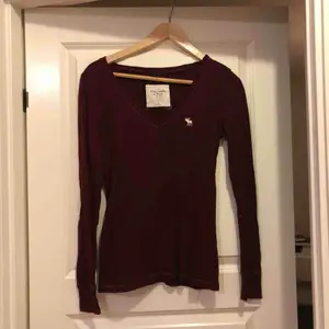 Långärmad vinröd tröja från abercrombie & fitch. Storlek S i normalt begagnat skick. 
