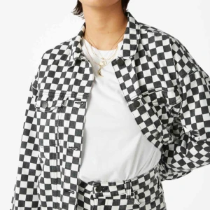  - Schackrutig jeansjacka från Monki i storlek XS men skulle säga att den är mer som en S/M. Säljer pga kommer inte till användning längre. Skriv för fler bilder