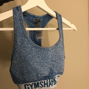 Gymshark Flex topp - Har även toppen till dom byxorna. Hela settet 400kr med frakt! Bara toppen 150kr och byxorna 350!