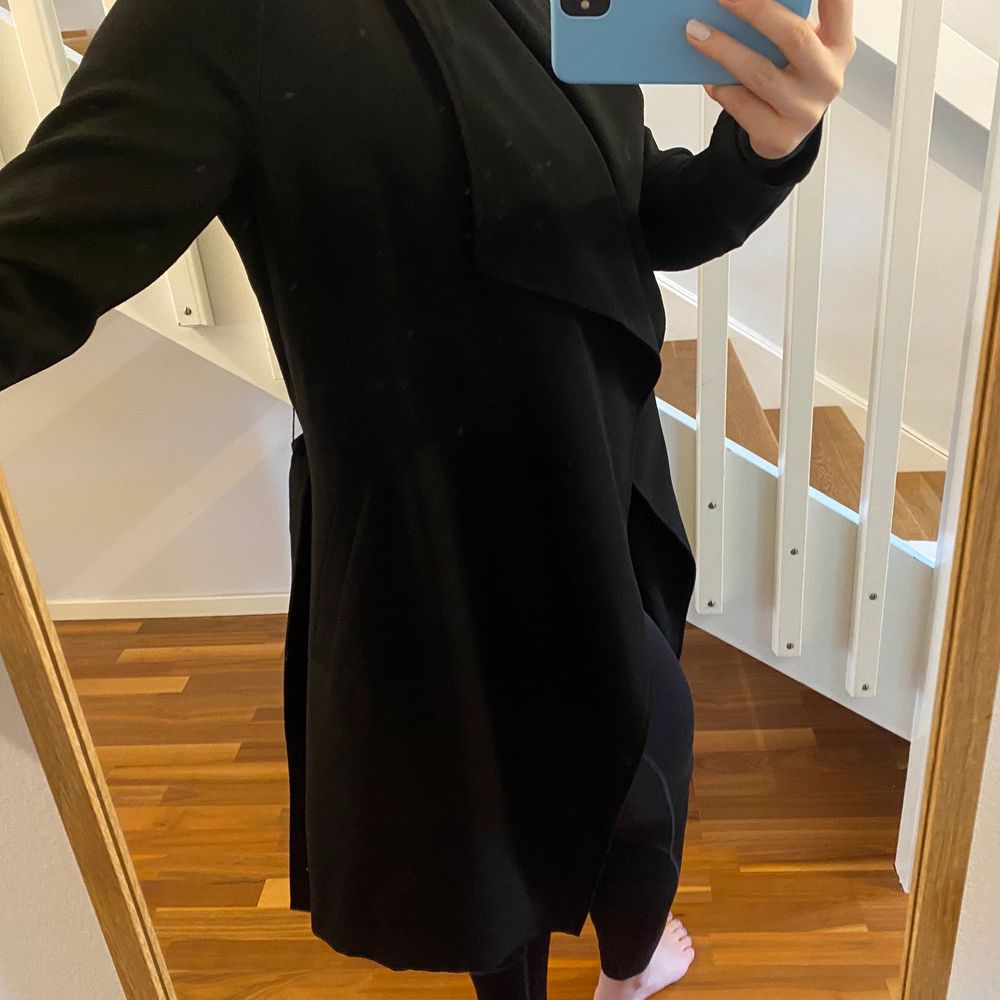 En svart trench coat från vero Moda! Den slutar precis under rumpan på mig som är 174 cm lång! Väldigt tunn och skön att ha på sommaren! Knappt använd, storlek M!💕. Jackor.