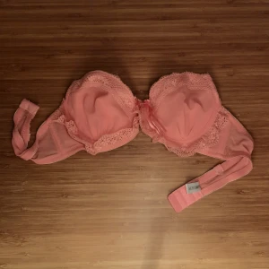Strapless bra - Bh ungefär i storlek 75A. Har möjlighet att sätta dit straps, men har inga tillhörande. Jag jar klippt ut paddningen, så kupan består nu av två lager tyg. Tycker den blev mycket finare så. Den är mer av en coralpink än på bilderna. 
