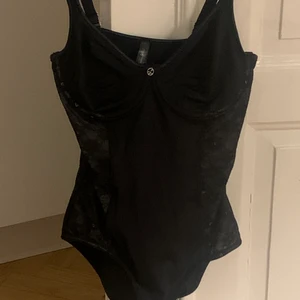 Svart body - Svart body. Storlek s  .de finns ett litet hål men det syns inte alls mycket 