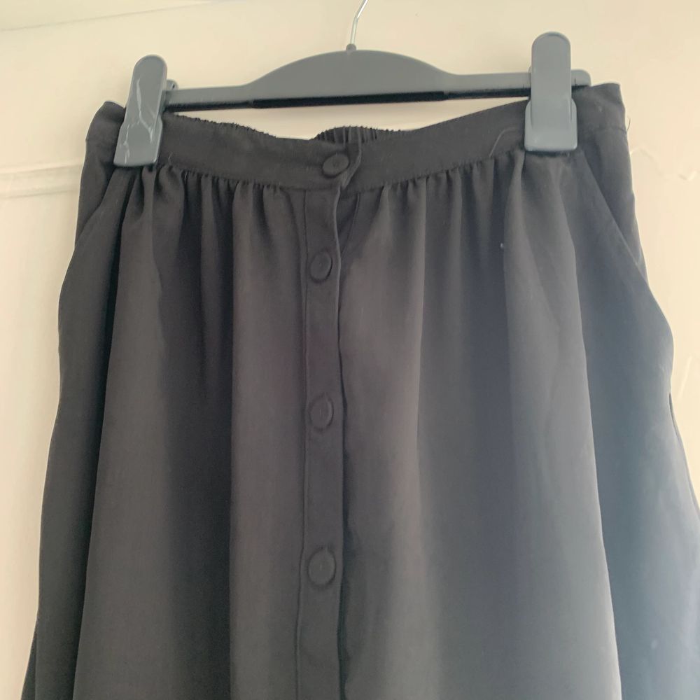 Lång kjol från H&M - Kjolar | Plick Second Hand