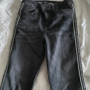 Jeans från bikbok - Grå jeans från bikbok! Använda 1 gång och i fint skick☺️