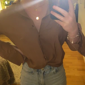 Brun blus - Säljer en brun skjorta/blus i storlek 34 som endast är använd en gång. Köp för ca 1 år sedan för 299 på Gina tricot, säljer för 100kr+frakt. Kontakta mig vid intresse💗