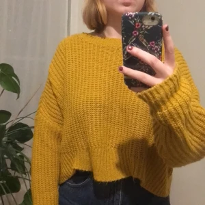 Senapsgul tröja  - Senapsgul tröja med ”vågor” nertill (se bild)🌼 knappt använd!