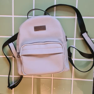 Mini ryggsäck  - Använd ca 5 ggr och därför i jättefint skick. Runt 22cn bred, 25cm hög, 10 cm djup. Orginalpris på 499kr på asos. Spåbar frakt för 66 kr.