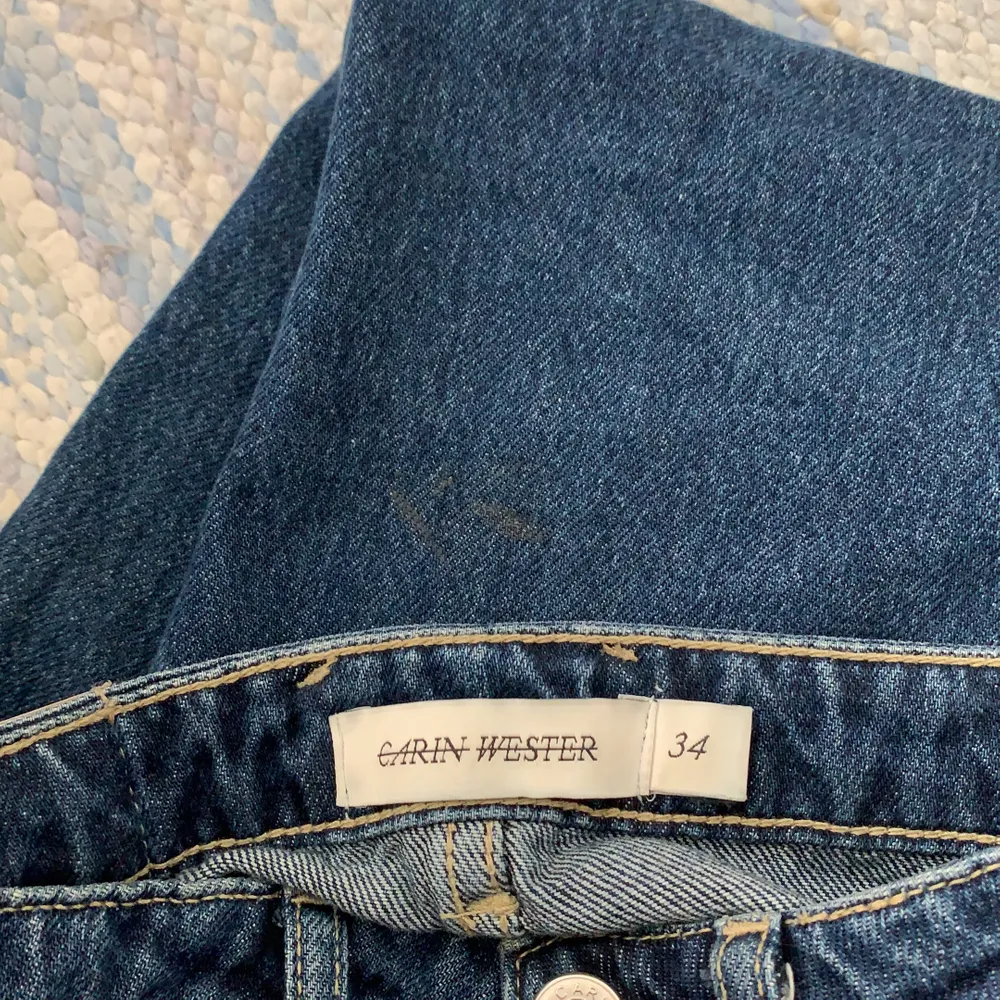 Highwaisted jeans från Carin wester, liknar Weekdays Rowe modell. Finns en fläck på baksidan av ena benet som knappt syns. . Jeans & Byxor.