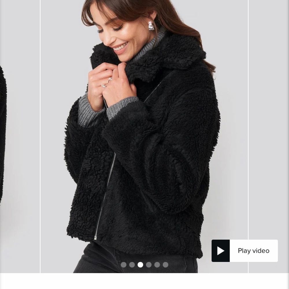 Säljer min hannaliciousXnakd jacka, den är i modell av en bikerjacka fast i teddymaterial. Såå mysig och fin med två dragkedjefickor fram🤎välanvänd med i ett väldigt bra skick! Skriv för intresse utav fler bilder så löser jag det☺️strl 34 men passar även 36&38 (möjligtvis 40). Jackor.