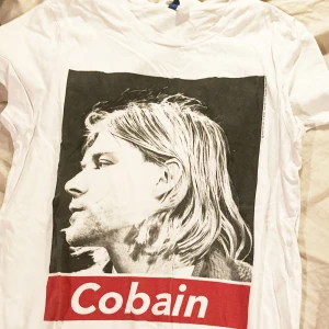 T shirt - En nirvana/Kurt Cobain tisha. Storlek S kommer aldrig till användning💞💝🚬 44 kr frakt 