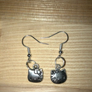 Hello kitty örhängen hemmagjorda silver. - Hello Kitty örhängen silverfärgade. Hängarna är nickelfria. Berlockerna är lite olika. Vid fler frågor eller bilder skriv privat. Samfraktar Järna💖