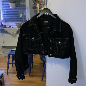Croppad jeansjacka  - AS ball jeansjacka från pull&bear, köptes för några år sen men har aldrig blivit använd tyvärr så skicket är som helt nytt. Köpt för 400kr