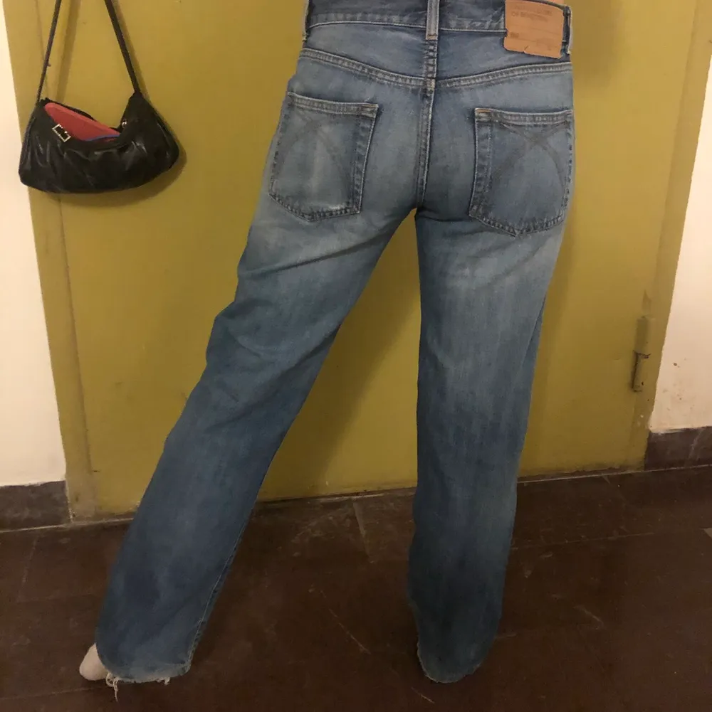 Jätte snygga baggy low Rise jeans köpta second hand.  Bra längd på min kompis som är 164. De är i storlek W31 men hon brukar ha 36/S. Men de är lite stretchiga så passar olika storlekar beroende på om man vill ha tajta eller baggy.. Jeans & Byxor.