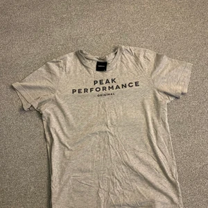 Peak performance t shirt storlek S - Jättefin t shirt i storlek S. Säljer denna tröjan då jag helt enkelt inte använder den längre. Den är i ett jättebra skick och den sitter skönt. 