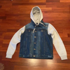 En jens jacka  - Bra skick och varm 