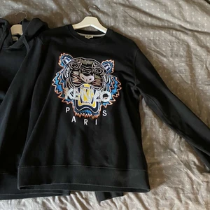 Kenzo - Snygg Kenzo sweatshirt i använt skick! Strl S. Vid frågor kontakta gärna, frakt ingår i priset! ✨ 📦  Ordpris 1500kr