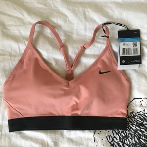 Sport BH  - Oanvänd sport bh från Nike. Säljs pga fel köpt storlek, alltså det står M på prislappen men S på varan (fabriken måste ha satt fel lapp). Pris kan diskuteras :)