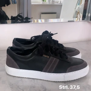 Axel arigato skor - Säljer nu mina Axel arigato skor då dem tyvärr inte kommer till användning längre. Dem är i storlek 37,5 och är i ett väldigt fint skick. Endast använda ett fåtal gånger! Nypris: 1900kr mitt pris: 950kr