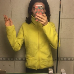 Gul fleece - Skönt och praktisk till vintersemestern 🎿