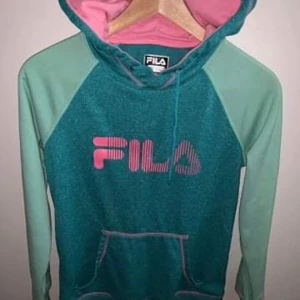 Fila hoodie  - Storlek S/M, väldigt mjukt material på insidan. Använd endast en gång, köpt i USA