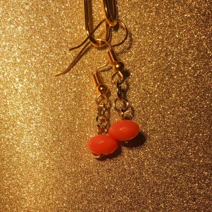 Små handgjorda pärlörhängen  - Små minimalistiska handgjorda orangea pärlörhängen 