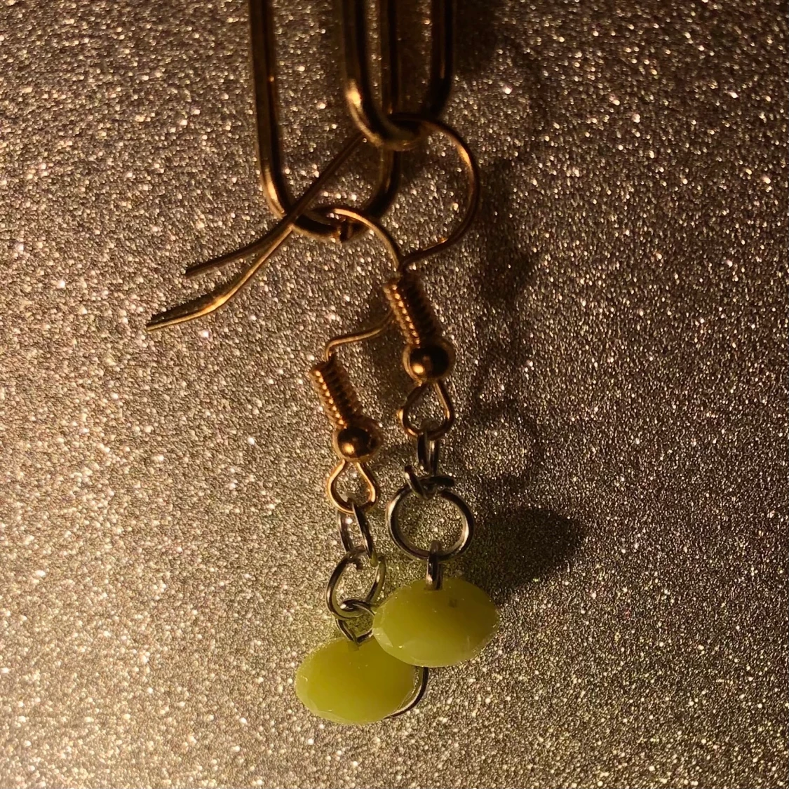 Små handgjorda pärlörhängen 