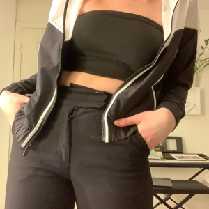 Träningströja - En vindjacka som går att använda både till vardags och till träning. Man kan båda låta den hänga eller vika upp den om det är något man föredrar. 