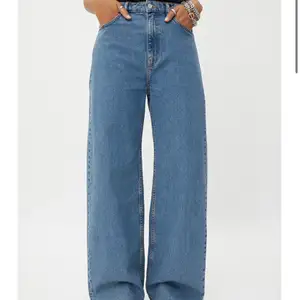 Weekday jeans i modellen ACE i storlek W26 L32. Använda Max 3 gånger så i väldigt bra skick! Nypris 500kr
