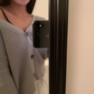 Kofta - Grå stickad kofta med knappar. Går att styla till exakt alla årstider, perfekt! (I nyskick) Endast 50kr!✨