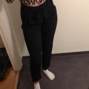 Lindex kostymbyxor - Ett par svarta vida kostymbyxor med knyte däruppe. Storlek 36. Köparen står för frakt