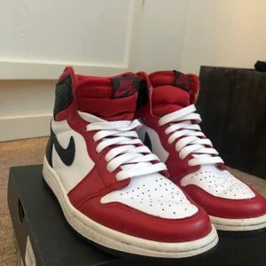 Jordan 1 satin snake - Intressekoll på mina sparsamt använda jordans då dem ej kommer till användning. Storlek 36,5 men passar mig som vanligtvis har 37/37,5. Väldigt bra skick. 💓