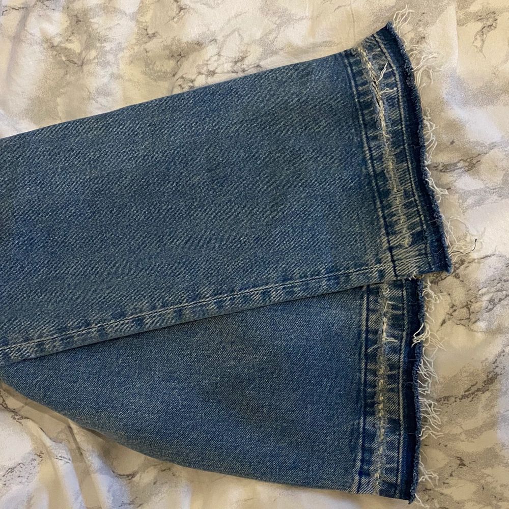 ett par blåa karve bootcut jeans. De är väldigt snygga men har inte kommit till användning så därför säljer jag! Storlek M och längden är bra på mig som är 169cm! . Jeans & Byxor.