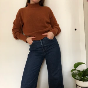 WEEKDAY jeans strl 38 - Snygga mörkblå jeans från weekday i strl 38/M. Svårt att ta bild då de blivit för stora - men skitsnygga annars! Använda, men väldigt bra skick. Lite kortare modell med vida ben. 💙 Skriv om ni undrar något! 