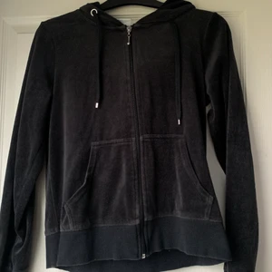 Kofta - En svart standard kofta från Cubus. Väl använd men fin ändå. 