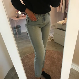 Mom jeans  - Snygga mom jeans i storlek M från bikbok. Säljs på grund av att dom är förkorta för mig som är 1,80 köpare står för frakt