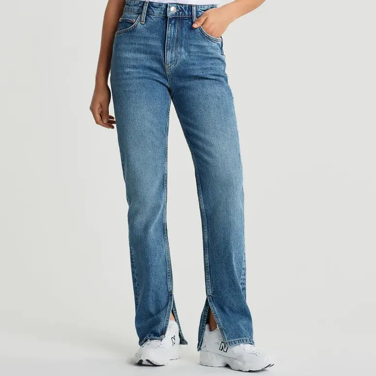 Helt nya jeans, prislapp är kvar. Säljes pga lite för stora för mig. Så snygga med slits. Nypris: 599 💙. Jeans & Byxor.